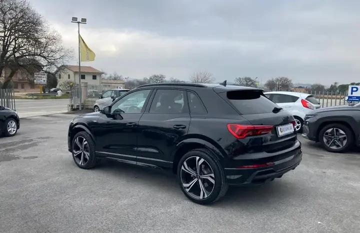 
								Audi Q3 35 2.0 TDI Identity Black S tronic full									