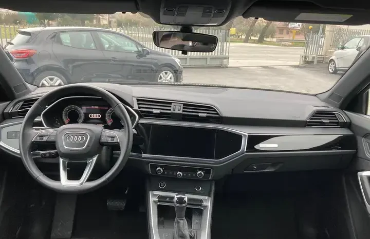 
								Audi Q3 35 2.0 TDI Identity Black S tronic full									