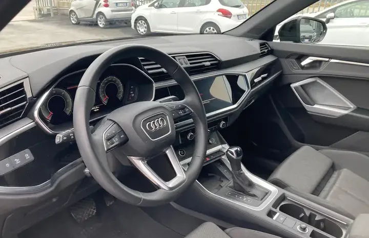 
								Audi Q3 35 2.0 TDI Identity Black S tronic full									