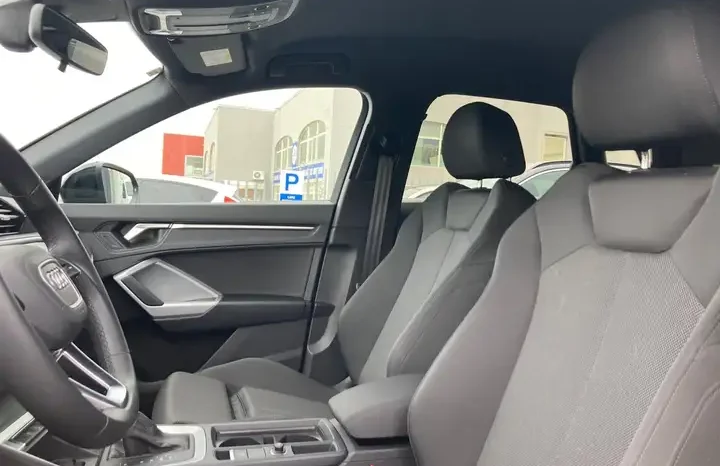 
								Audi Q3 35 2.0 TDI Identity Black S tronic full									