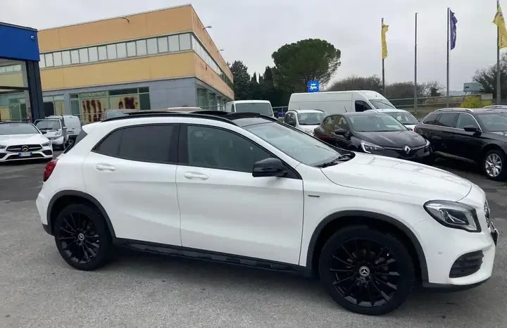 
								Mercedes-Benz GLA 200 d 4MATIC Automatic Premium Night Pack full									