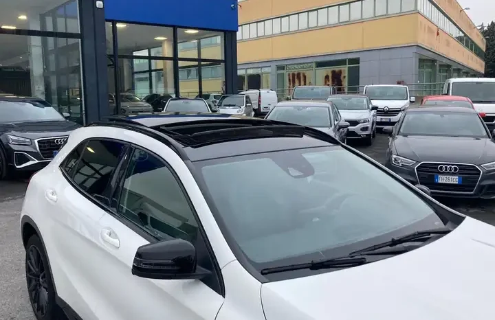 
								Mercedes-Benz GLA 200 d 4MATIC Automatic Premium Night Pack full									