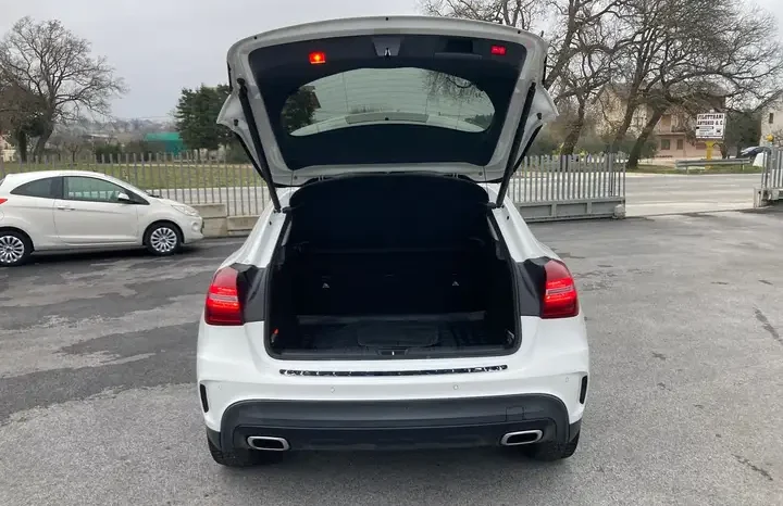 
								Mercedes-Benz GLA 200 d 4MATIC Automatic Premium Night Pack full									
