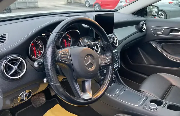 
								Mercedes-Benz GLA 200 d 4MATIC Automatic Premium Night Pack full									