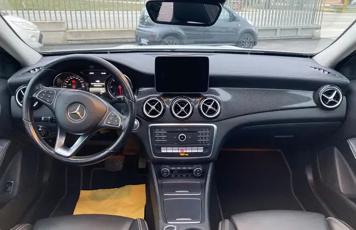 
								Mercedes-Benz GLA 200 d 4MATIC Automatic Premium Night Pack full									
